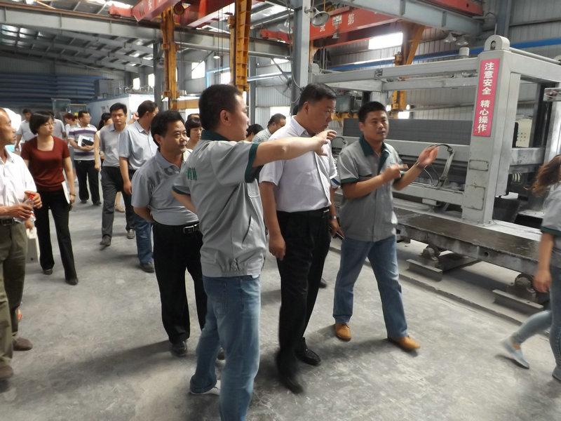 14年5月28號(hào)市住建局局長馮擁蒞臨我公司視察5.JPG