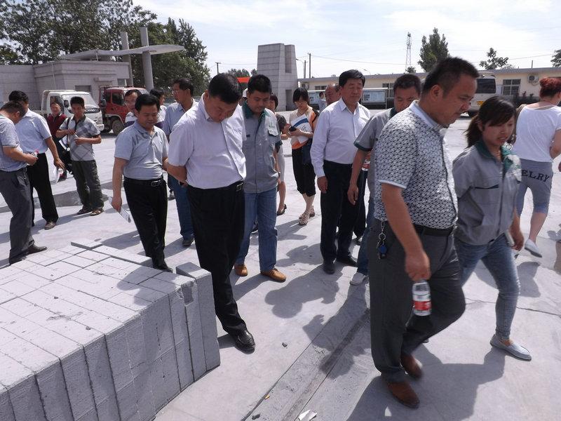 14年5月28號(hào)市住建局局長馮擁蒞臨我公司視察2.JPG