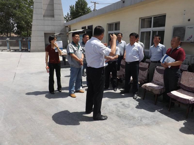 14年5月28號(hào)市住建局局長馮擁蒞臨我公司視察7.JPG