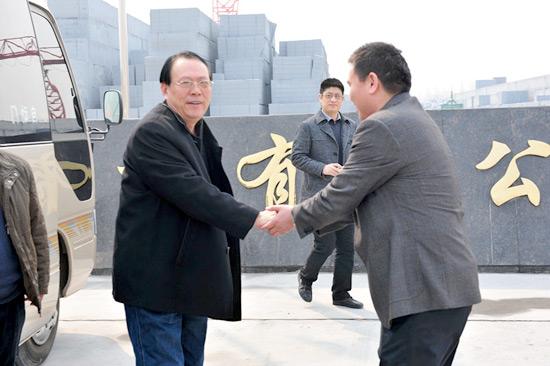 濮陽市住建局、墻改辦等領(lǐng)導(dǎo)一行蒞臨我司視察1   2012年3月21日濮陽市住建局、墻改辦等領(lǐng)導(dǎo)一行蒞臨我司視察